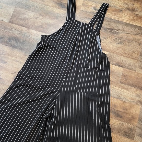 IWOLLENCE Women's Black and White Pinstripe Wideleg Overall Jumpsuit Size M - Picture 8 of 9